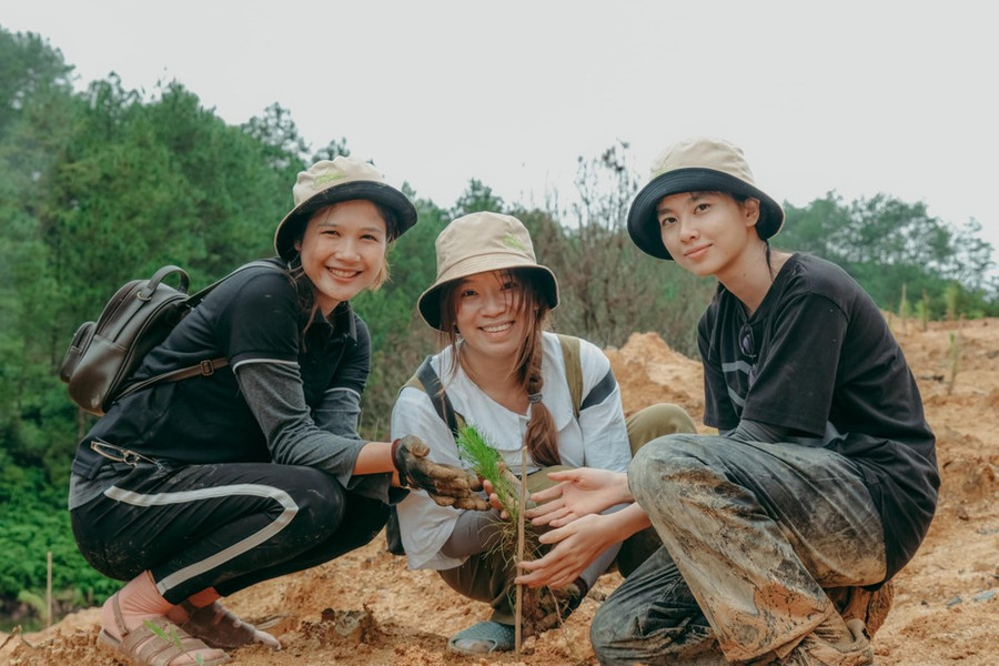 Giới trẻ trồng cây xanh trên hành trình xê dịch của mình. (Ảnh: NVCC)