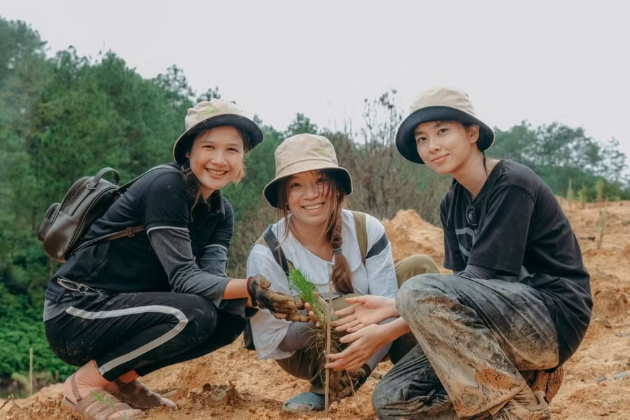 Giới trẻ trồng cây xanh trên hành trình xê dịch của mình. (Ảnh: NVCC)