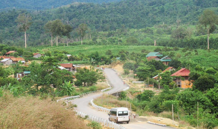 Mạng lưới giao thông ngày càng hoàn thiện, đáp ứng yêu cầu phát triển kinh tế-xã hội của huyện Ia H'Drai. Ảnh: HL Mạng lưới giao thông ngày càng hoàn thiện, đáp ứng yêu cầu phát triển kinh tế-xã hội của huyện Ia H'Drai. Ảnh: HL