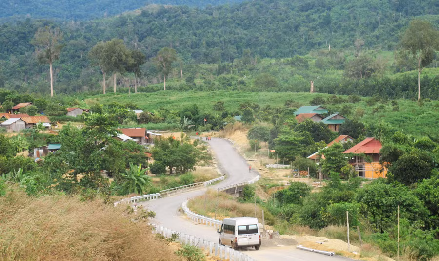 Mạng lưới giao thông ngày càng hoàn thiện, đáp ứng yêu cầu phát triển kinh tế-xã hội của huyện Ia H'Drai. Ảnh: HL