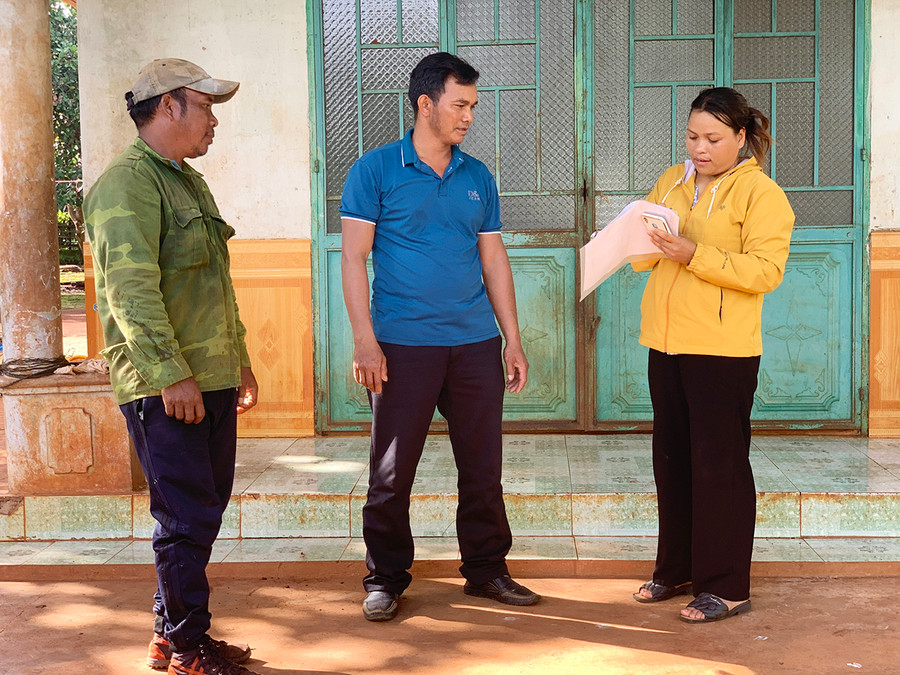 Bà Rơ Lan Than-công chức Văn hóa-xã hội xã Ia Pếch trao đổi với người dân về việc lưu giữ, bảo tồn văn hóa cồng chiêng trên. Ảnh: R'Ô HOK Bà Rơ Lan Than-công chức Văn hóa-xã hội xã Ia Pếch trao đổi với người dân về việc lưu giữ, bảo tồn văn hóa cồng chiêng trên. Ảnh: R'Ô HOK