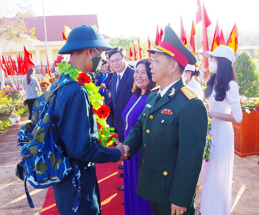 Đại tá Lê Kim Giàu bắt tay động viên các thanh niên lên đường nhập ngũ. Ảnh: V.H