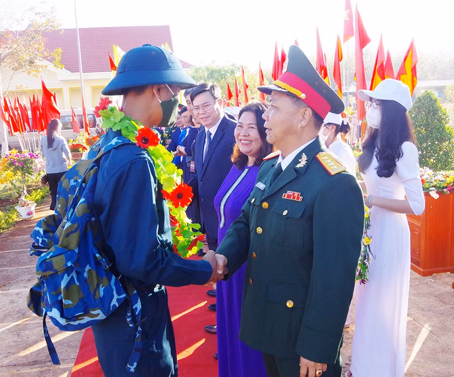 Đại tá Lê Kim Giàu bắt tay động viên các thanh niên lên đường nhập ngũ. Ảnh: V.H