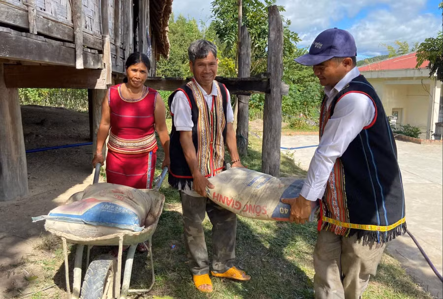 Tín đồ các tôn giáo đoàn kết xây dựng nông thôn mới. Ảnh: Hoài Tiến