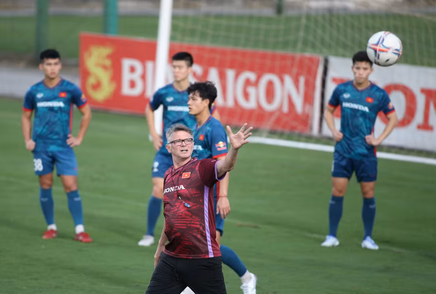 HLV Troussier sẽ mạnh tay thử nghiệm hàng công. Ảnh: VFF