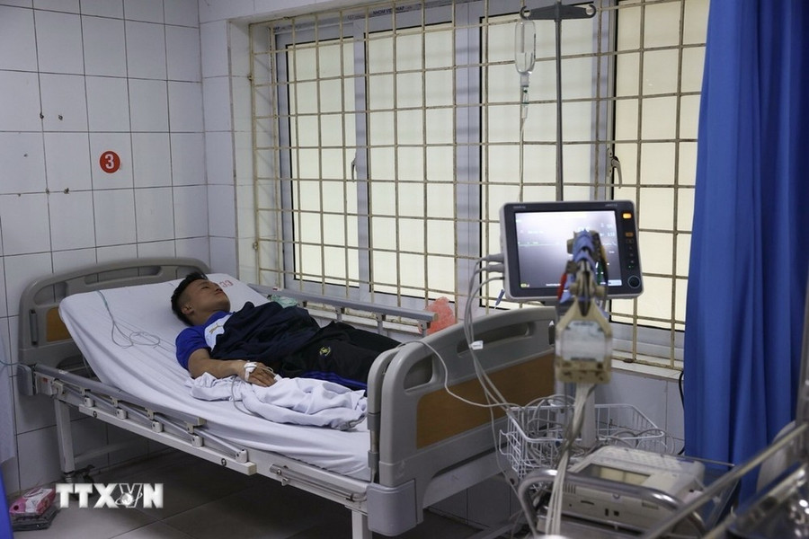 Nạn nhân đang được cấp cứu tại bệnh viện Giao thông vận tải sáng 24/5. (Ảnh: Huy Hùng/TTXVN) Nạn nhân đang được cấp cứu tại bệnh viện Giao thông vận tải sáng 24/5. (Ảnh: Huy Hùng/TTXVN)