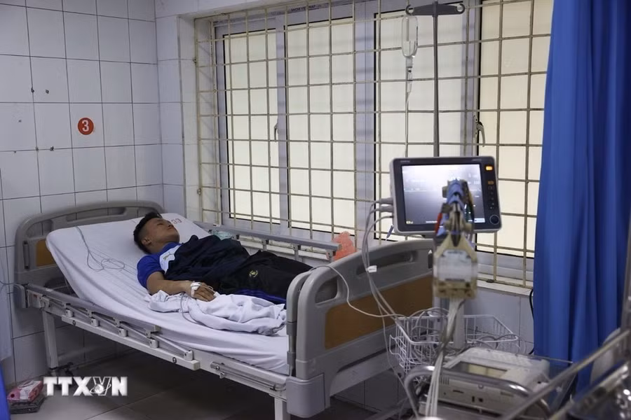 Nạn nhân đang được cấp cứu tại bệnh viện Giao thông vận tải sáng 24/5. (Ảnh: Huy Hùng/TTXVN)