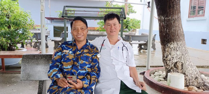 Phút rảnh rỗi của bác sĩ Nguyễn Cao Vinh cùng chiến sĩ trên đảo Song Tử Tây Phút rảnh rỗi của bác sĩ Nguyễn Cao Vinh cùng chiến sĩ trên đảo Song Tử Tây