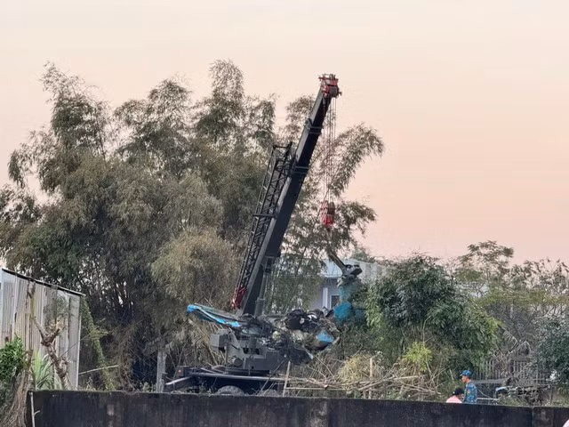 Thu dọn mảnh vỡ của máy bay