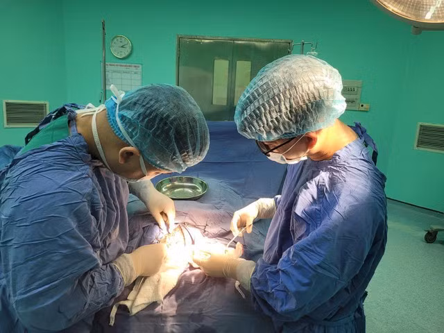 Các bác sĩ phẫu thuật khâu vết thương ở đầu cho nạn nhân vụ máy bay rơi