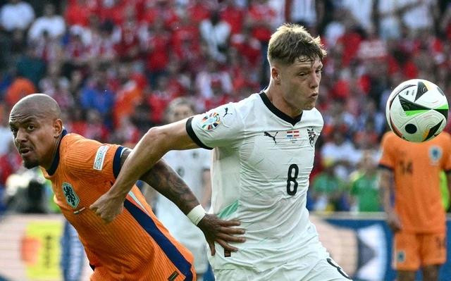 Hà Lan (áo cam) tranh chấp vất vả. Ảnh AFP Hà Lan (áo cam) tranh chấp vất vả. Ảnh AFP