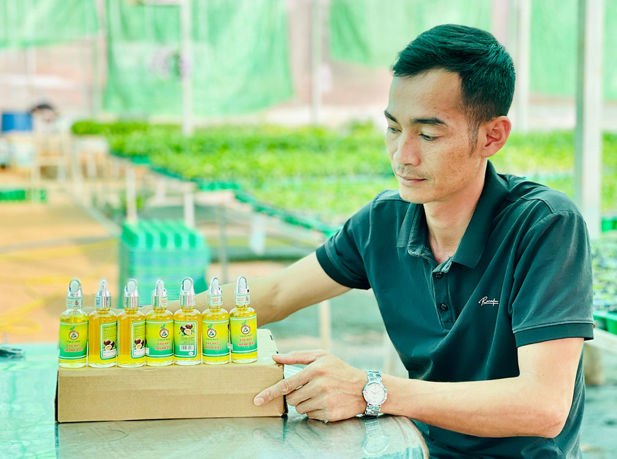 Anh Trần Mạnh Hưng-Giám đốc HTX Nông nghiệp dịch vụ thương mại tổng hợp Tân Lộc Phát bên sản phẩm dầu chanh dây ép lạnh. Ảnh: Mai Ka Anh Trần Mạnh Hưng-Giám đốc HTX Nông nghiệp dịch vụ thương mại tổng hợp Tân Lộc Phát bên sản phẩm dầu chanh dây ép lạnh. Ảnh: Mai Ka