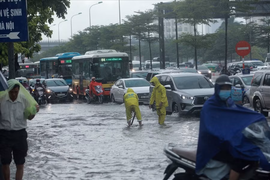 Mưa lớn do bão số 1 Talim có thể gây ngập úng khu đô thị. Ảnh: Phạm Đông.