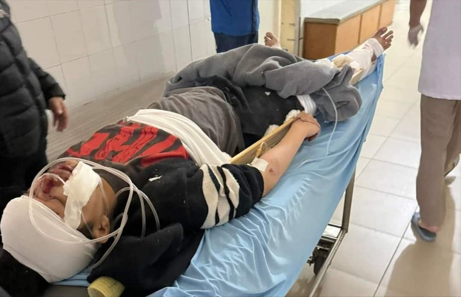 Hai em học sinh bị nhiều vết thương sau khi bị tấn công. Hai em học sinh bị nhiều vết thương sau khi bị tấn công.