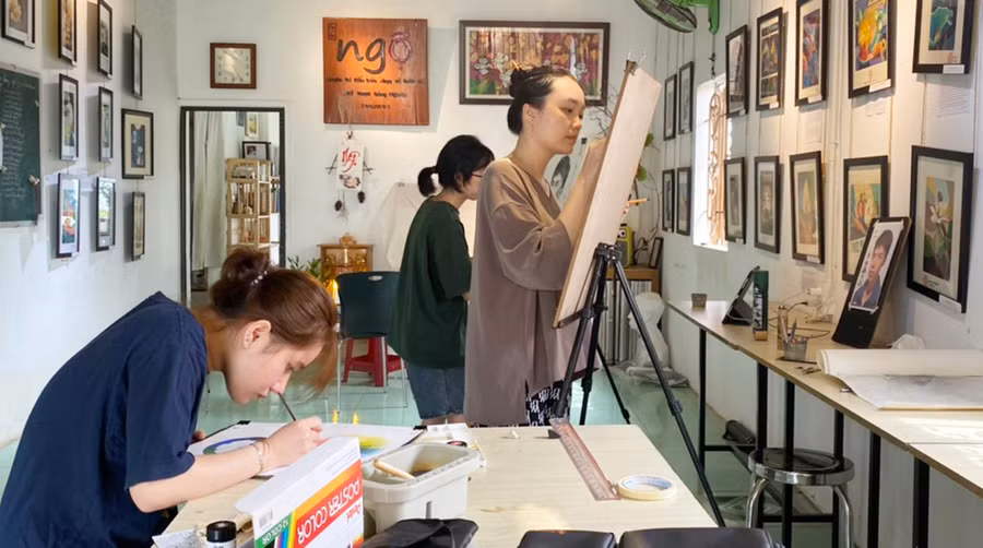 Các học viên chăm chú, say sưa trong từng nét cọ. Ảnh: Sơn Ca