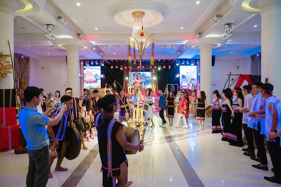 Một đám cưới mang đậm sắc màu văn hóa Tây Nguyên diễn ra tại Nhà hàng Century (TP. Pleiku). Ảnh: NVCC