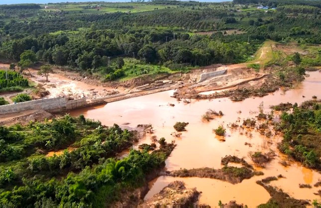 Công trình thủy điện Ia Glae 2 bị vỡ phần đập dẫn nước