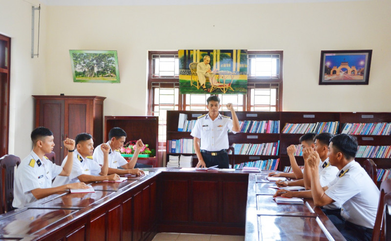 Đại úy Lý Quý Cường (người giữa ảnh) và các đảng viên biểu quyết thông qua Nghị quyết trong một buổi sinh hoạt Đảng tại đảo Trường Sa. Đại úy Lý Quý Cường (người giữa ảnh) và các đảng viên biểu quyết thông qua Nghị quyết trong một buổi sinh hoạt Đảng tại đảo Trường Sa.