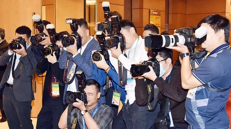 Phóng viên báo chí tác nghiệp tại một sự kiện lớn. (Ảnh TRẦN KHÁNH)