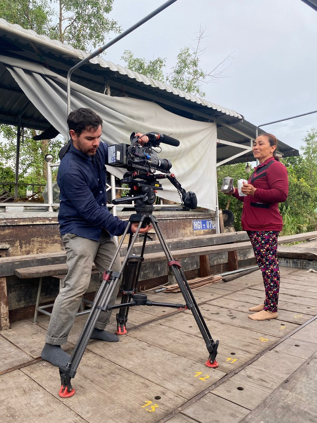 Phóng viên ghi hình chị Thảo trong phim tài liệu về 100 ngôi chợ thú vị trên thế giới Phóng viên ghi hình chị Thảo trong phim tài liệu về 100 ngôi chợ thú vị trên thế giới