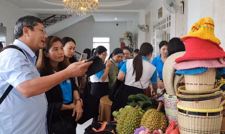 Tiến sĩ Trần Minh Hải-Phó Hiệu trưởng Trường Chính sách công và Phát triển nông thôn trao đổi, chia sẻ với hội viên phụ nữ các vấn đề xung quanh việc thành lập tổ. Ảnh: M.C