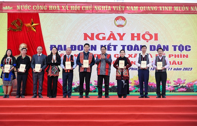 Thủ tướng Phạm Minh Chính và Phó Chủ tịch Ủy ban Trung ương Mặt trận Tổ quốc Việt Nam Nguyễn Thị Thu Hà đã tặng tỉnh Lai Châu cuốn sách &quot;Phát huy truyền thống đại đoàn kết toàn dân tộc, xây dựng đất nước ta ngày càng giàu mạnh, văn minh, hạnh phúc&quot; của Tổng Bí thư Nguyễn Phú Trọng vừa được ra mắt - Ảnh: VGP/Nhật Bắc