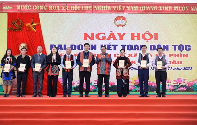 Thủ tướng Phạm Minh Chính và Phó Chủ tịch Ủy ban Trung ương Mặt trận Tổ quốc Việt Nam Nguyễn Thị Thu Hà đã tặng tỉnh Lai Châu cuốn sách "Phát huy truyền thống đại đoàn kết toàn dân tộc, xây dựng đất nước ta ngày càng giàu mạnh, văn minh, hạnh phúc" của Tổng Bí thư Nguyễn Phú Trọng vừa được ra mắt - Ảnh: VGP/Nhật Bắc