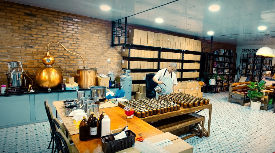 Thầy Tuệ Đẳng dành nhiều thời gian, tâm huyết để nghiên cứu sản xuất các sản phẩm có nguồn gốc thiên nhiên tốt cho tinh thần và sức khỏe con người (ảnh nhân vật cung cấp).