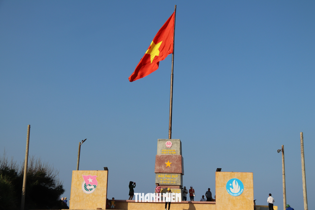 Cột cờ chủ quyền trên đảo Phú Quý do TƯ Đoàn và Hội Sinh viên VN xây dựng trở thành điểm check in thu hút đông khách. Ảnh: Quế Hà Cột cờ chủ quyền trên đảo Phú Quý do TƯ Đoàn và Hội Sinh viên VN xây dựng trở thành điểm check in thu hút đông khách. Ảnh: Quế Hà