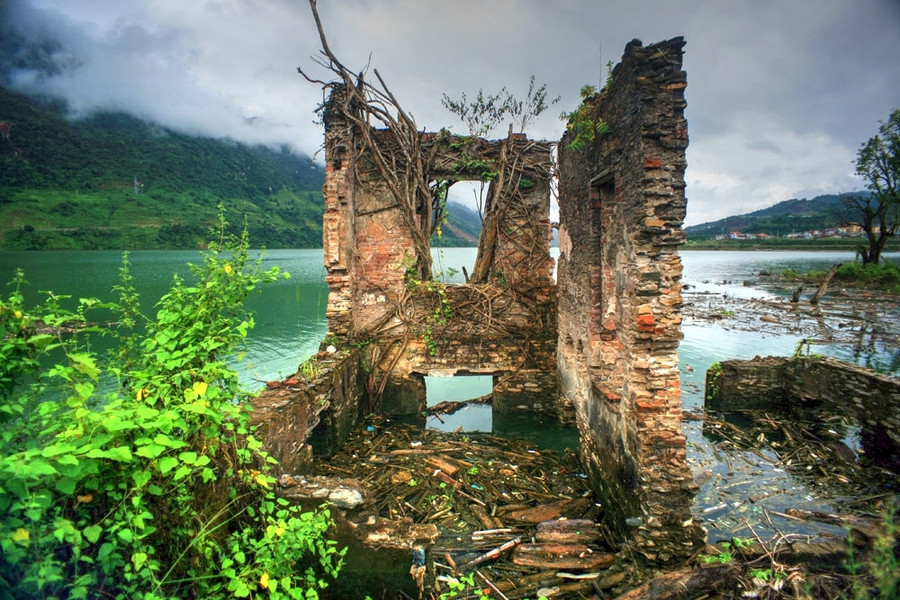 Dấu tích dinh thự chúa Thái Đèo Văn Long. Dấu tích dinh thự chúa Thái Đèo Văn Long.