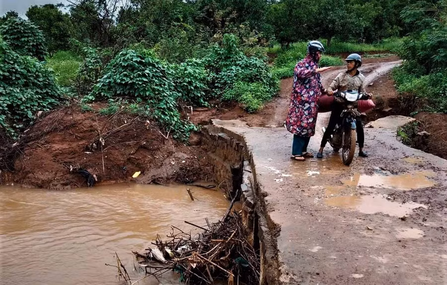 Tuyên truyền, nhắc nhở người dân hạn chế đi qua các điểm xung yếu, thường xuyên xảy ra nguy hiểm trong mùa mưa bão. Ảnh: Huy Bắc