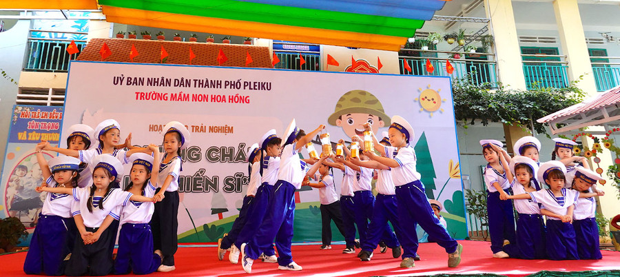 Những tiết mục văn nghệ giao lưu đặc sắc về chủ đề người lính do các bé Trường Mầm non Hoa Hồng biểu diễn. Ảnh: Mộc Trà