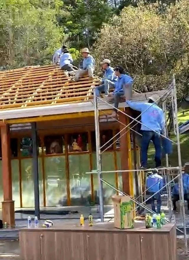 Chủ đầu tư tự tháo dỡ các công trình không phép. Ảnh: LÂM VIÊN Chủ đầu tư tự tháo dỡ các công trình không phép. Ảnh: LÂM VIÊN