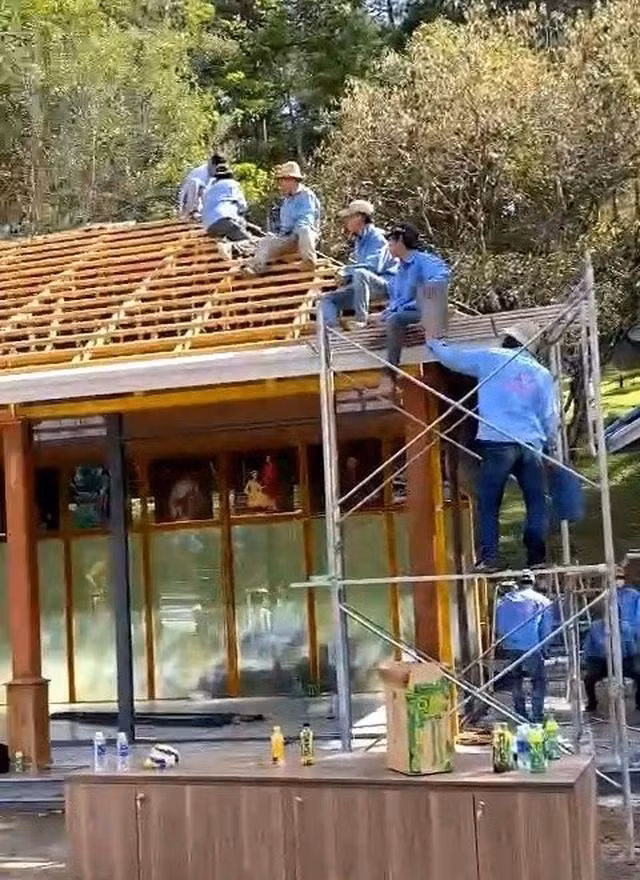 Chủ đầu tư tự tháo dỡ các công trình không phép. Ảnh: LÂM VIÊN