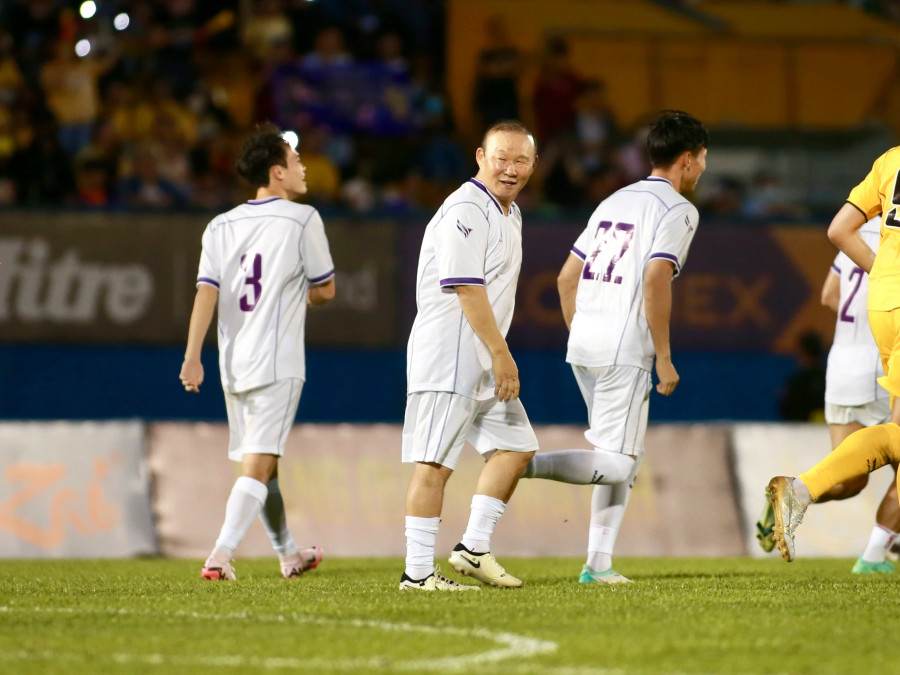 Nụ cười của HLV Park Hang-seo sau khi ghi bàn vào lưới học trò cũ Hồ Tấn Tài. Ảnh Khang Nguyên Nụ cười của HLV Park Hang-seo sau khi ghi bàn vào lưới học trò cũ Hồ Tấn Tài. Ảnh Khang Nguyên