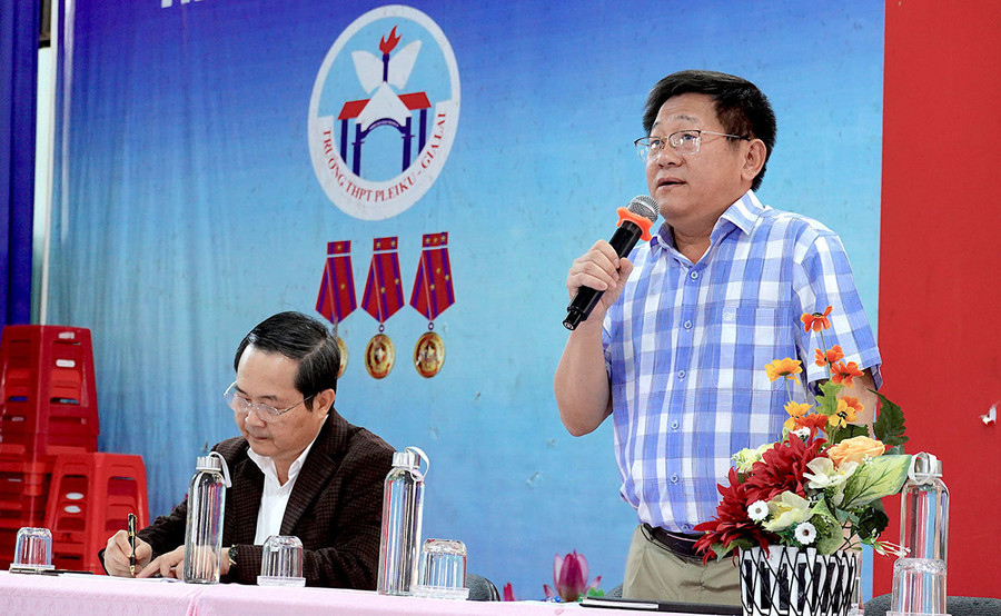 Tiến sĩ Trần Cao Bảo-Phó Giám đốc Phân hiệu Trường Đại học Nông lâm TP. Hồ Chí Minh tại Gia Lai thông tin về một số nhóm ngành nghề phù hợp với thị trường lao động ở địa phương. Ảnh: Mộc Trà. Tiến sĩ Trần Cao Bảo-Phó Giám đốc Phân hiệu Trường Đại học Nông lâm TP. Hồ Chí Minh tại Gia Lai thông tin về một số nhóm ngành nghề phù hợp với thị trường lao động ở địa phương. Ảnh: Mộc Trà.