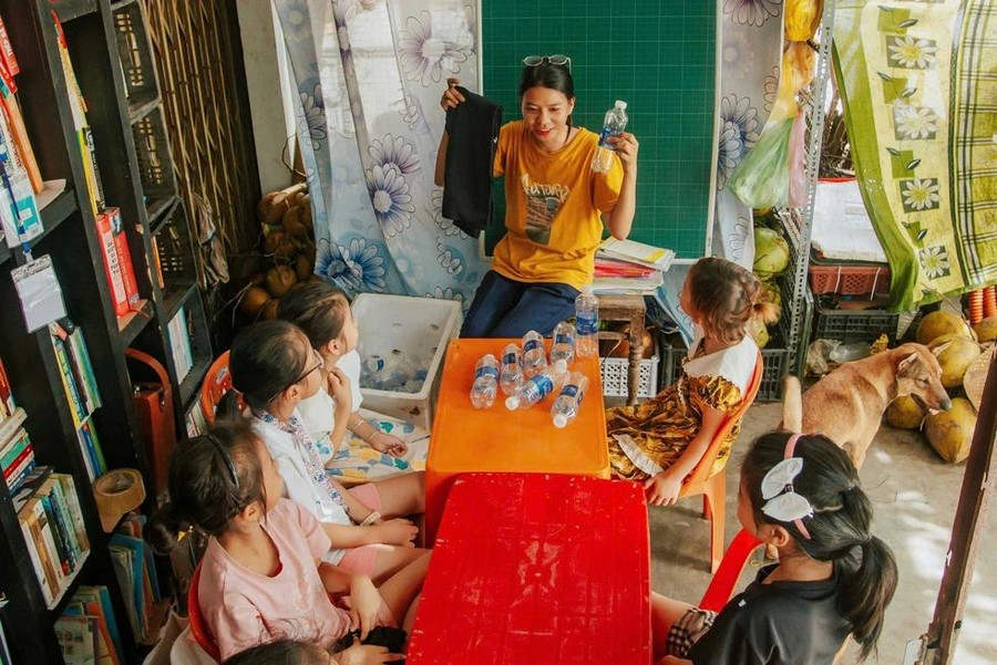 Không chỉ học chữ, các em còn được cô giáo Huệ chỉ dạy các kỹ năng mềm. ẢNH: BÁ CƯỜNG Không chỉ học chữ, các em còn được cô giáo Huệ chỉ dạy các kỹ năng mềm. ẢNH: BÁ CƯỜNG