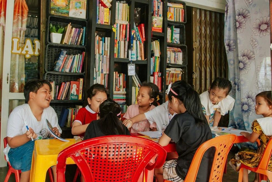 Các học trò nhỏ tại lớp học của Huệ. ẢNH: BÁ CƯỜNG Các học trò nhỏ tại lớp học của Huệ. ẢNH: BÁ CƯỜNG