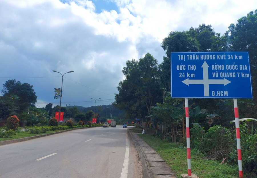 Vườn Quốc gia Vũ Quang nằm cách tuyến đường Hồ Chí Minh khoảng 7km.
