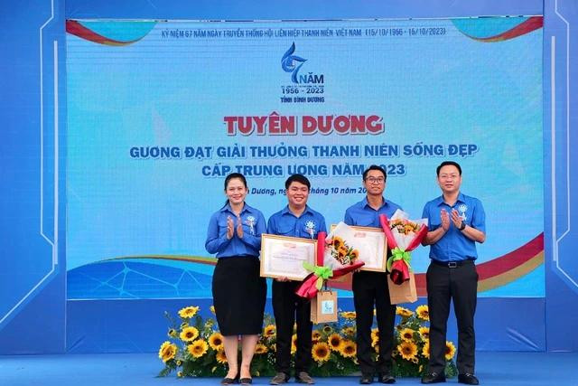 Lê Anh Tuấn (thứ 2 từ phải sang) nhận giải thưởng Thanh niên Sống đẹp 2023. Tác giả cung cấp