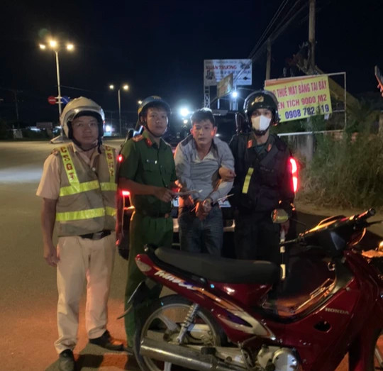 Tổ công tác CSGT Công an tỉnh Bà Rịa - Vũng Tàu bắt giữ đối tượng truy nã