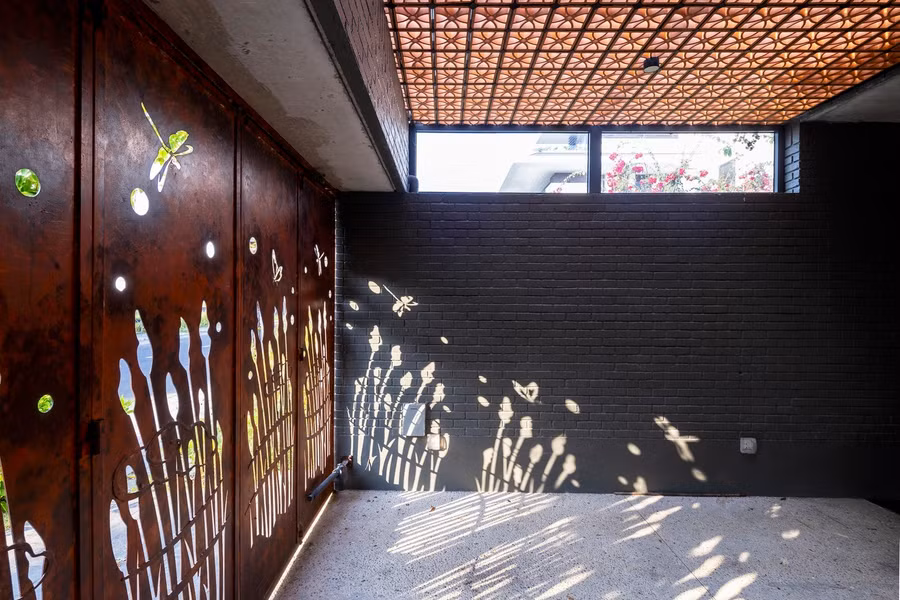 Ngôi nhà hòa nhập liền mạch với cảnh quan thiên nhiên xung quanh, mang đến cho chủ nhân một nơi trú ẩn yên tĩnh trong những năm tháng vàng son của họ.