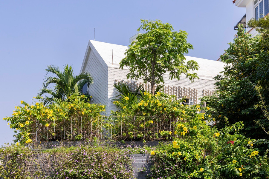 Ngôi nhà này nằm trong một khu vực dành riêng cho các gia đình giàu có. Tuy nhiên, trong khi những ngôi nhà lân cận ưu tiên quy mô và sự sang trọng, thì ngôi nhà này lại có một cách tiếp cận khác. Ngôi nhà này nằm trong một khu vực dành riêng cho các gia đình giàu có. Tuy nhiên, trong khi những ngôi nhà lân cận ưu tiên quy mô và sự sang trọng, thì ngôi nhà này lại có một cách tiếp cận khác.