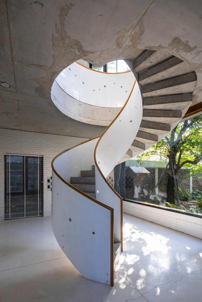 Từ ngoại thất đến nội thất, toàn bộ ngôi nhà được xây dựng bằng khối xi măng và đá mài truyền thống, tạo nên một không gian và hình thức kiến trúc gắn kết. Sự pha trộn hài hòa của những yếu tố này mang lại cho ngôi nhà vẻ mộc mạc và tinh tế. Từ ngoại thất đến nội thất, toàn bộ ngôi nhà được xây dựng bằng khối xi măng và đá mài truyền thống, tạo nên một không gian và hình thức kiến trúc gắn kết. Sự pha trộn hài hòa của những yếu tố này mang lại cho ngôi nhà vẻ mộc mạc và tinh tế.