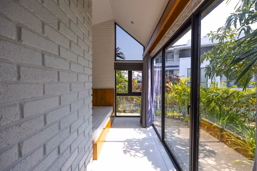 Tầng hai bố trí các phòng ngủ cho trẻ em và khách, trong khi sự kết hợp sáng tạo giữa hai khối tạo ra các mô hình xanh đa dạng, được bổ sung bởi khoảng sân xanh rộng rãi, giúp các phòng ngủ chìm đắm trong khung cảnh thiên nhiên rộng lớn.