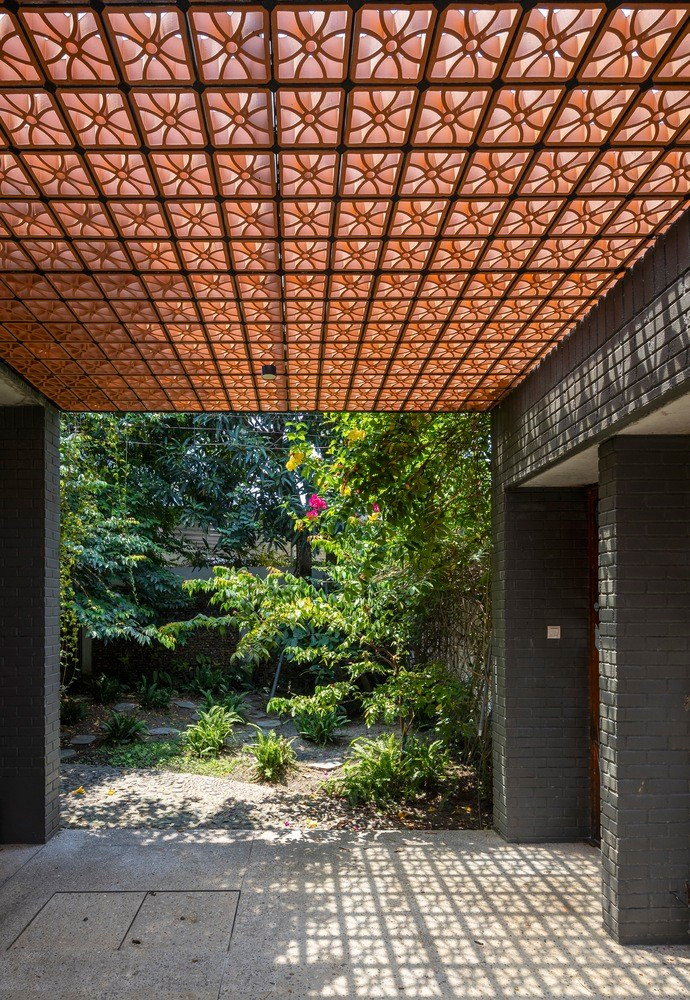 Sân sau có ốc đảo thanh bình với ao cá, hoa và cây bụi được trồng dày đặc. Đây cũng chính là trái tim của ngôi nhà, nơi gia đình dành phần lớn thời gian ở đó. Không gian này thể hiện sự chân thực và thuần khiết của nhà ở truyền thống miền Trung, với mái che tinh xảo gợi lên sự kết nối cảm xúc sâu sắc hơn cho chủ nhân. Sân sau có ốc đảo thanh bình với ao cá, hoa và cây bụi được trồng dày đặc. Đây cũng chính là trái tim của ngôi nhà, nơi gia đình dành phần lớn thời gian ở đó. Không gian này thể hiện sự chân thực và thuần khiết của nhà ở truyền thống miền Trung, với mái che tinh xảo gợi lên sự kết nối cảm xúc sâu sắc hơn cho chủ nhân.