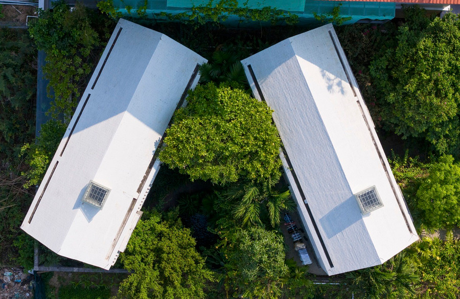 Công trình gồm hai khối: Khối trên cùng gồm hai ngôi nhà mái trắng đặt trên nền tối màu, hòa quyện vào không gian xanh tươi. Hai khối tượng trưng cho một cặp đôi đang ôm nhau, quay lưng lại với nhịp sống hối hả bên ngoài. Công trình gồm hai khối: Khối trên cùng gồm hai ngôi nhà mái trắng đặt trên nền tối màu, hòa quyện vào không gian xanh tươi. Hai khối tượng trưng cho một cặp đôi đang ôm nhau, quay lưng lại với nhịp sống hối hả bên ngoài.