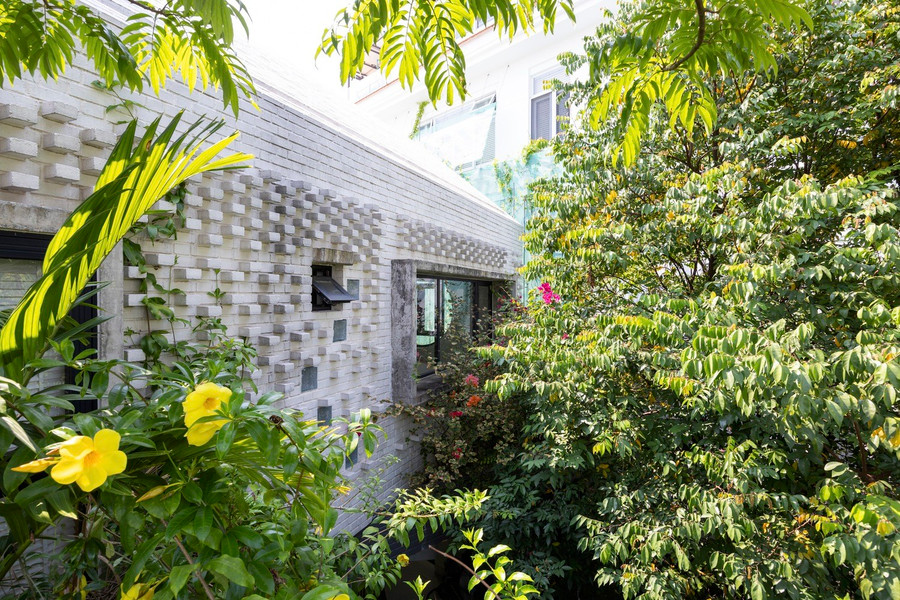 Sân vườn phía trước trồng cây ăn trái, giúp gợi nhớ về ngôi nhà quê và làm giảm bớt cái nóng của ánh nắng phía Tây. Sân vườn phía trước trồng cây ăn trái, giúp gợi nhớ về ngôi nhà quê và làm giảm bớt cái nóng của ánh nắng phía Tây.