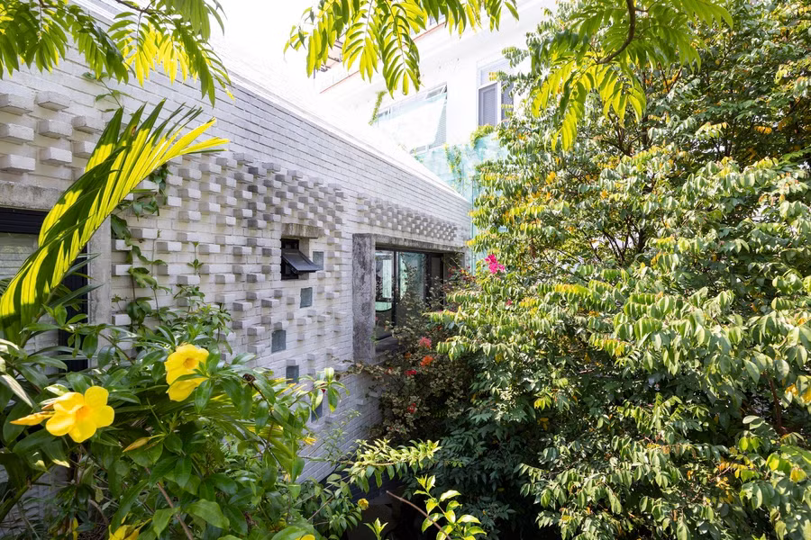 Sân vườn phía trước trồng cây ăn trái, giúp gợi nhớ về ngôi nhà quê và làm giảm bớt cái nóng của ánh nắng phía Tây.