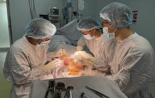 Các bác sĩ phẫu thuật nối cổ chân cho ông H. Ảnh:BVĐK THIỆN HẠNH